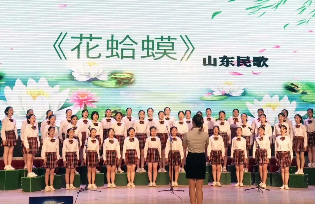 以优秀的专业水准和出色的艺术表现,演绎了山东民歌《花蛤蟆》和傣族