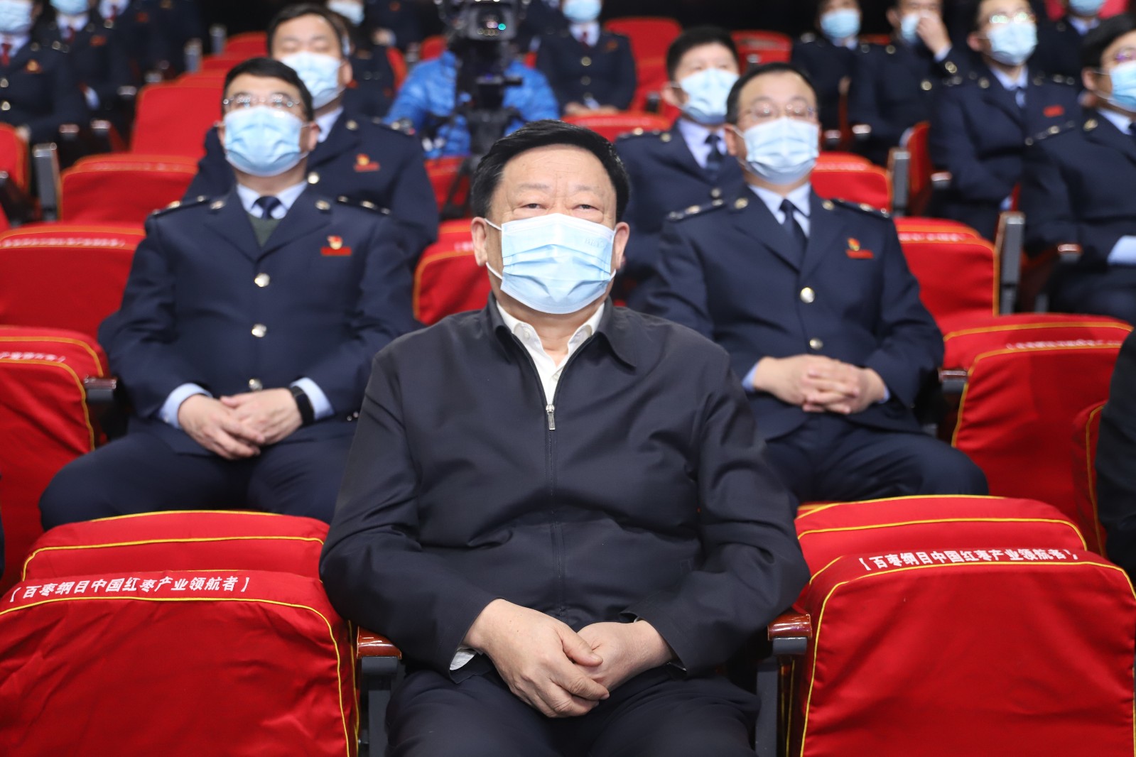 市人大常委会副主任冯如胜在直播现场观看.