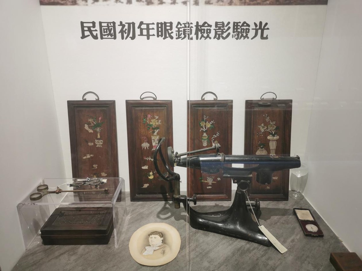 眼镜发展从原始传说到单片镜,双片无腿镜,双片直腿镜,再到双片曲腿镜