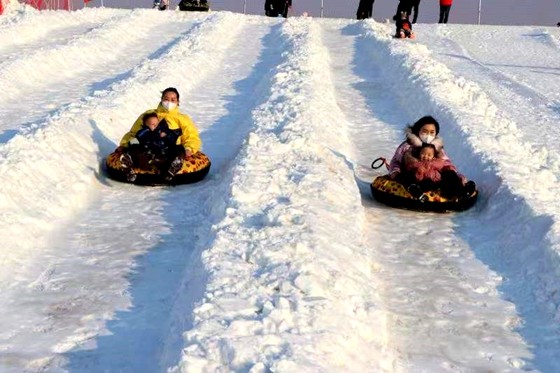 助力冬奥德州市冰雪节开幕宁津德百杂技蟋蟀谷滑雪场同步开园