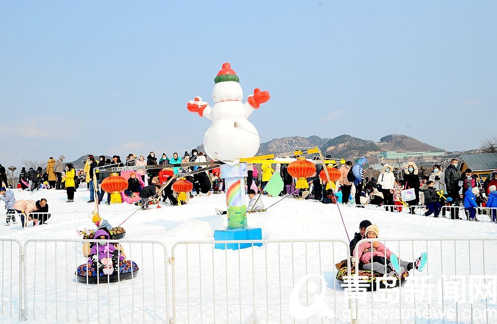 图为大年初四,青岛世博园戏雪嘉年华上的欢乐场景.