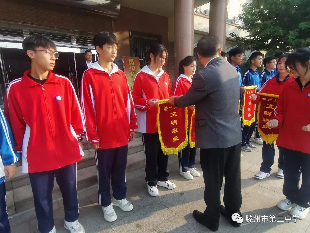 孔校长颁奖.jpg 图片