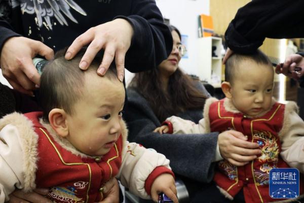 萌娃“剃龙头