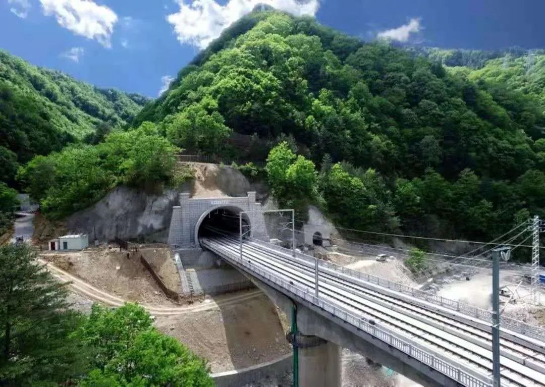 济莱高铁棋山隧道顺利贯通