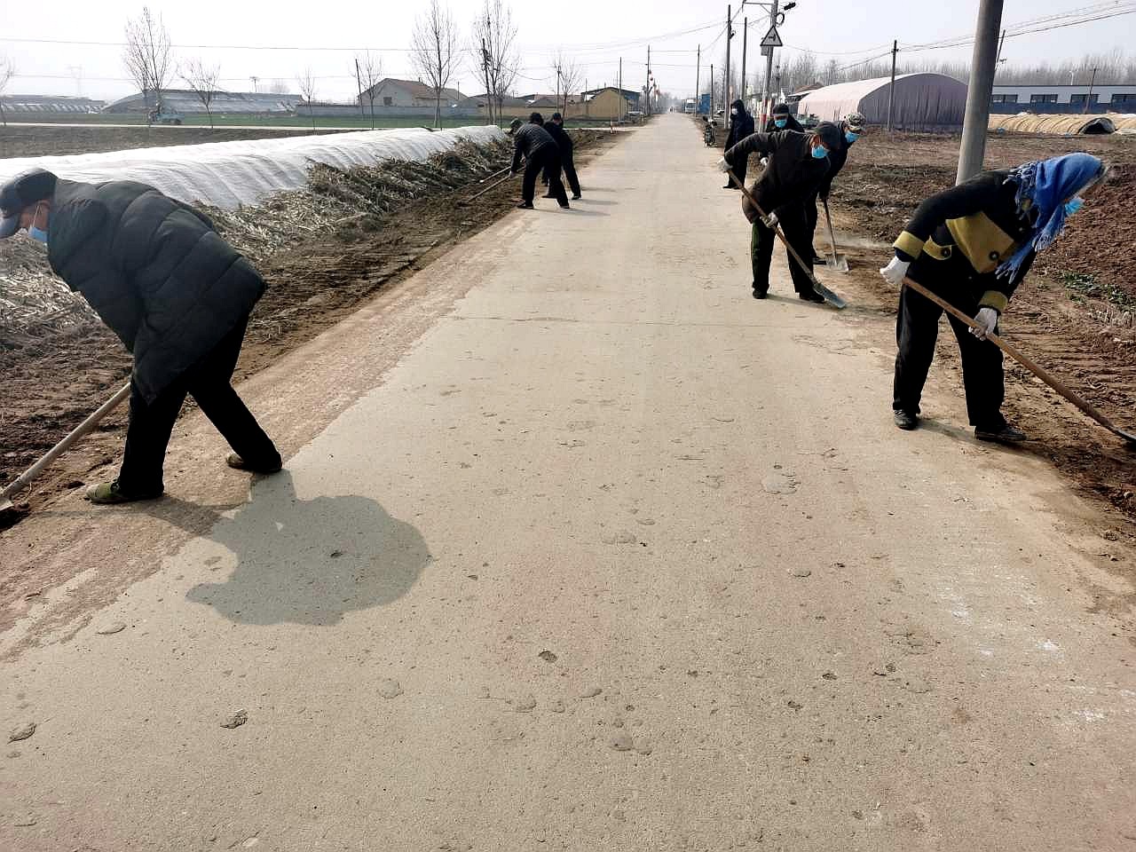 发动群众清扫道路