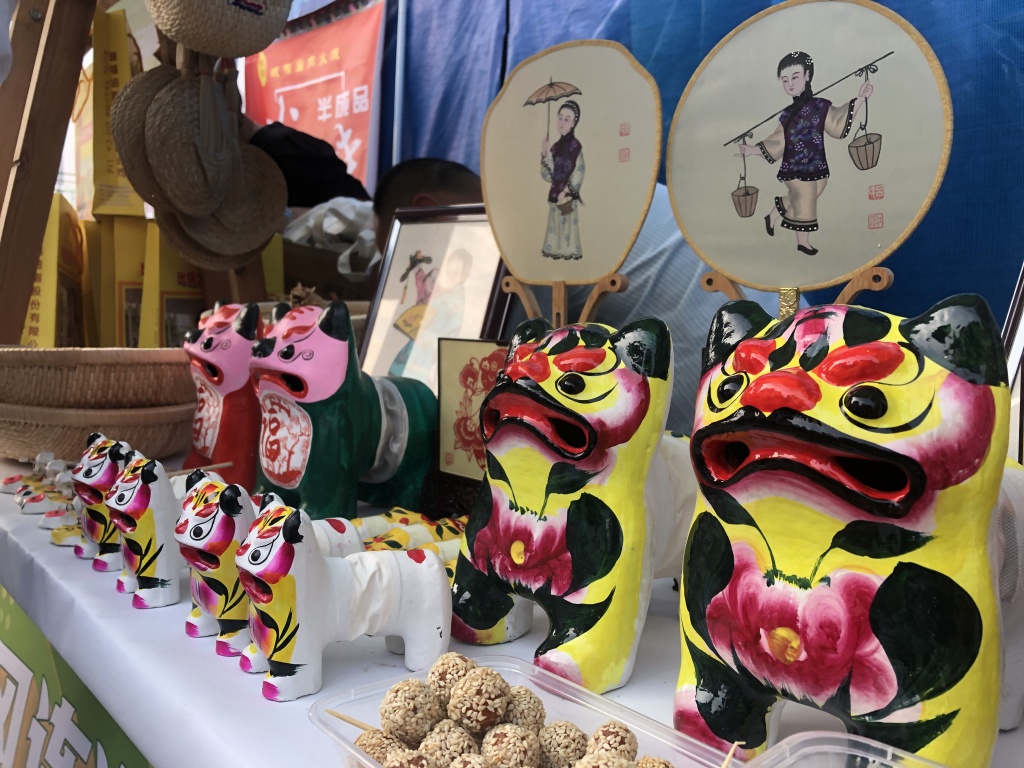 "在人头攒动的啤酒节上,由潍坊市带来的"潍坊非遗,文创产品和特色美食