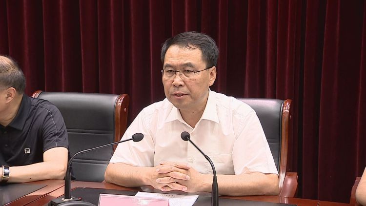 崔学民,黄福常,刘湛清,马崇峰,韩耀辉等县四大家领导出席会议.