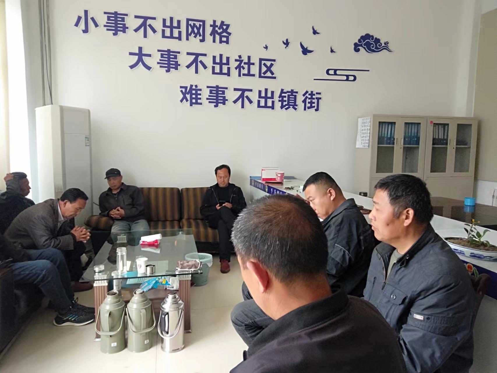 街道人大工委副主任张龙田组织召开环保工作会议，安排金波苑站点周边物流停车场和省道两边餐馆路面扬尘巡查及百日攻坚危险废物排查等工作。.jpg