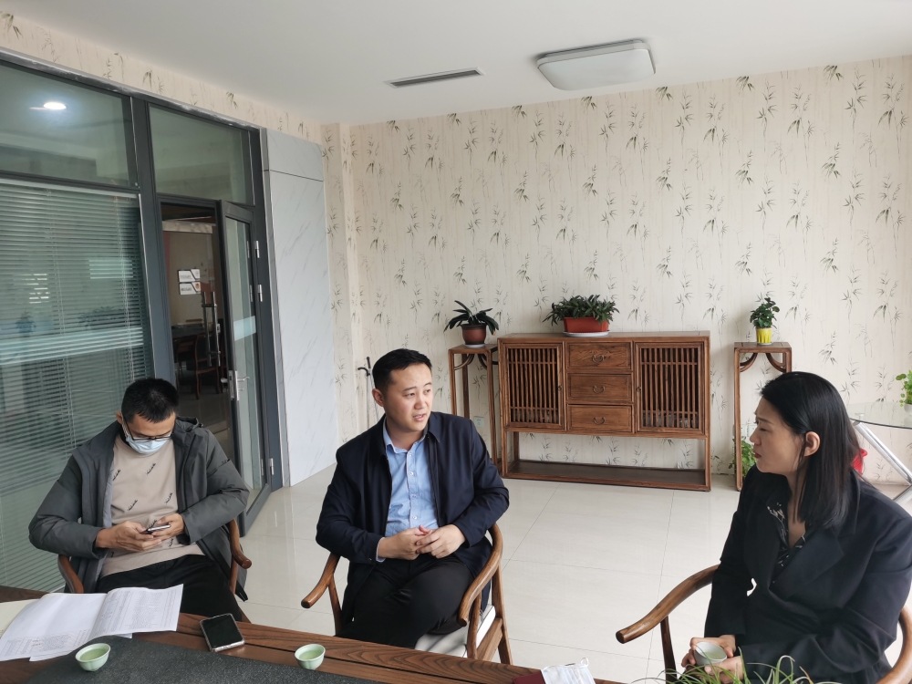 县科技局党组成员、副局长张艺磊带队到孵化园指导技术交易工作，街道当门村党总支书记、招商助理李文磊陪同.jpg