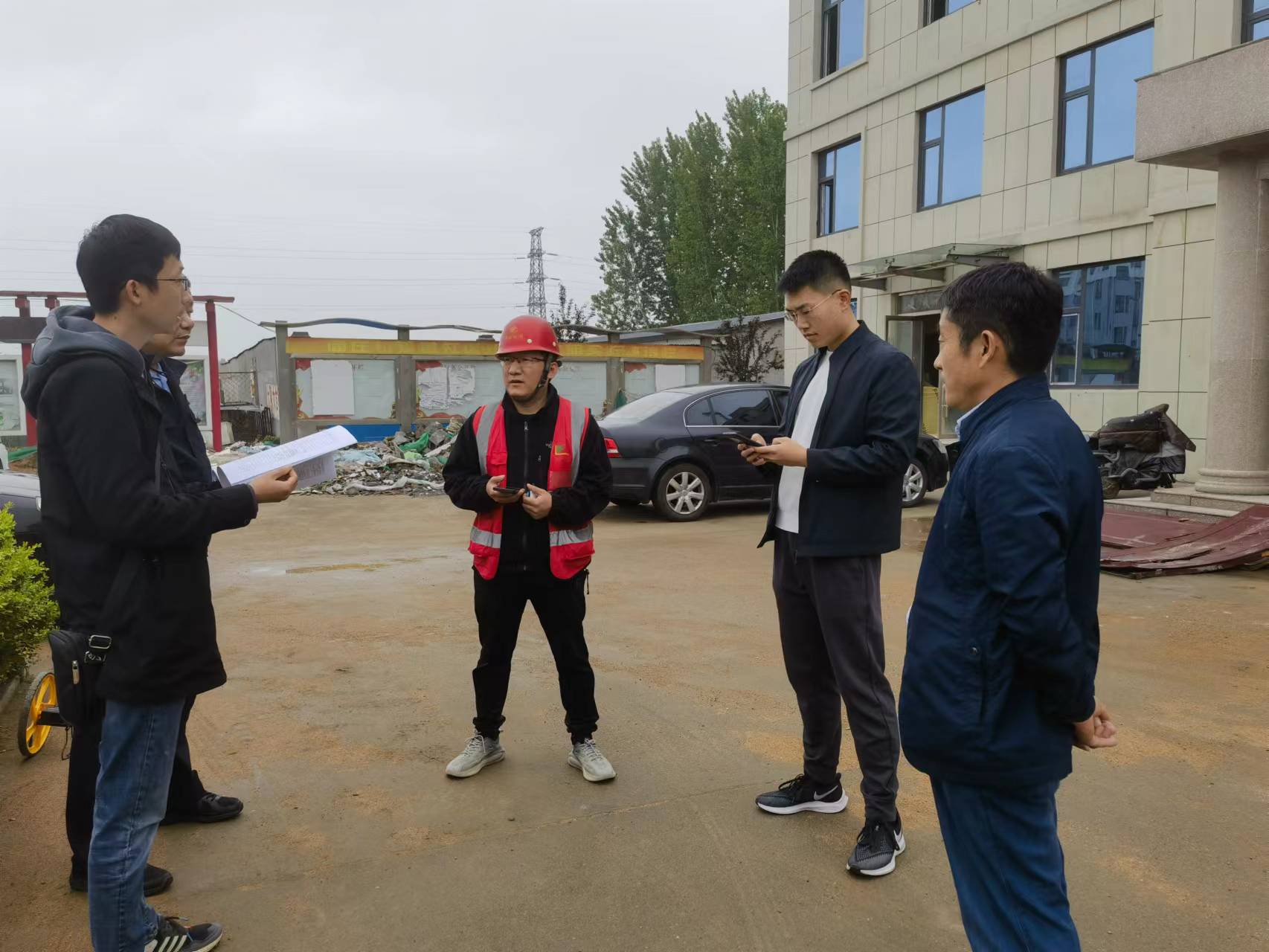 街道人大工委副主任巩星明对派出所新办公楼装修项目进行跟踪审计.jpg