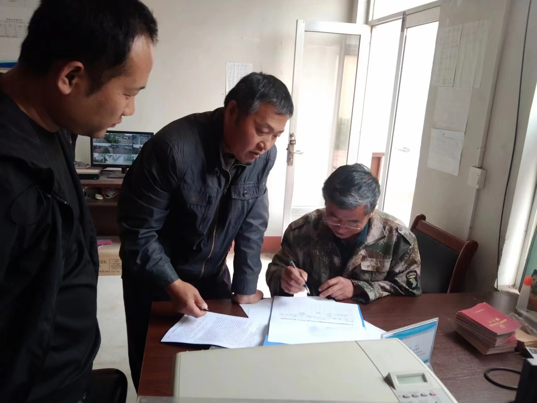 街道环保办对金波苑社区辖区空闲院落进行排查.jpg