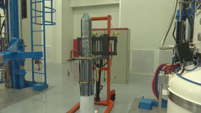 《集成电路用大尺寸硅材料规模化生产项目》的直拉硅单晶生产车间里