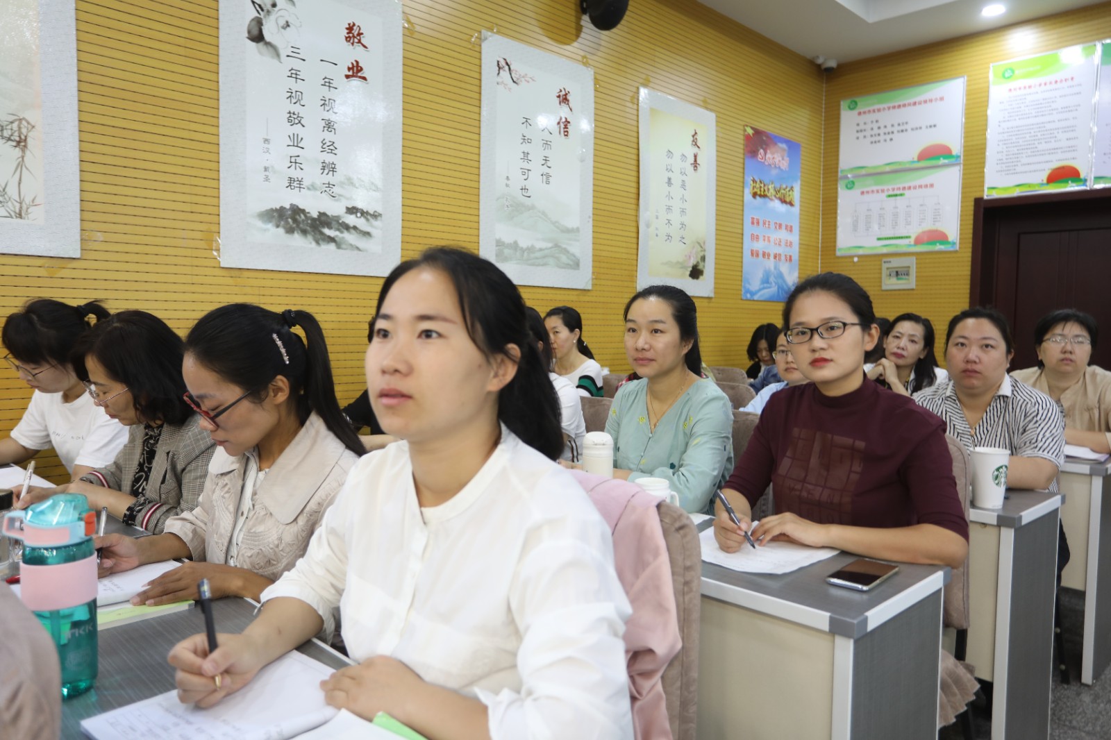 现场听课的教师