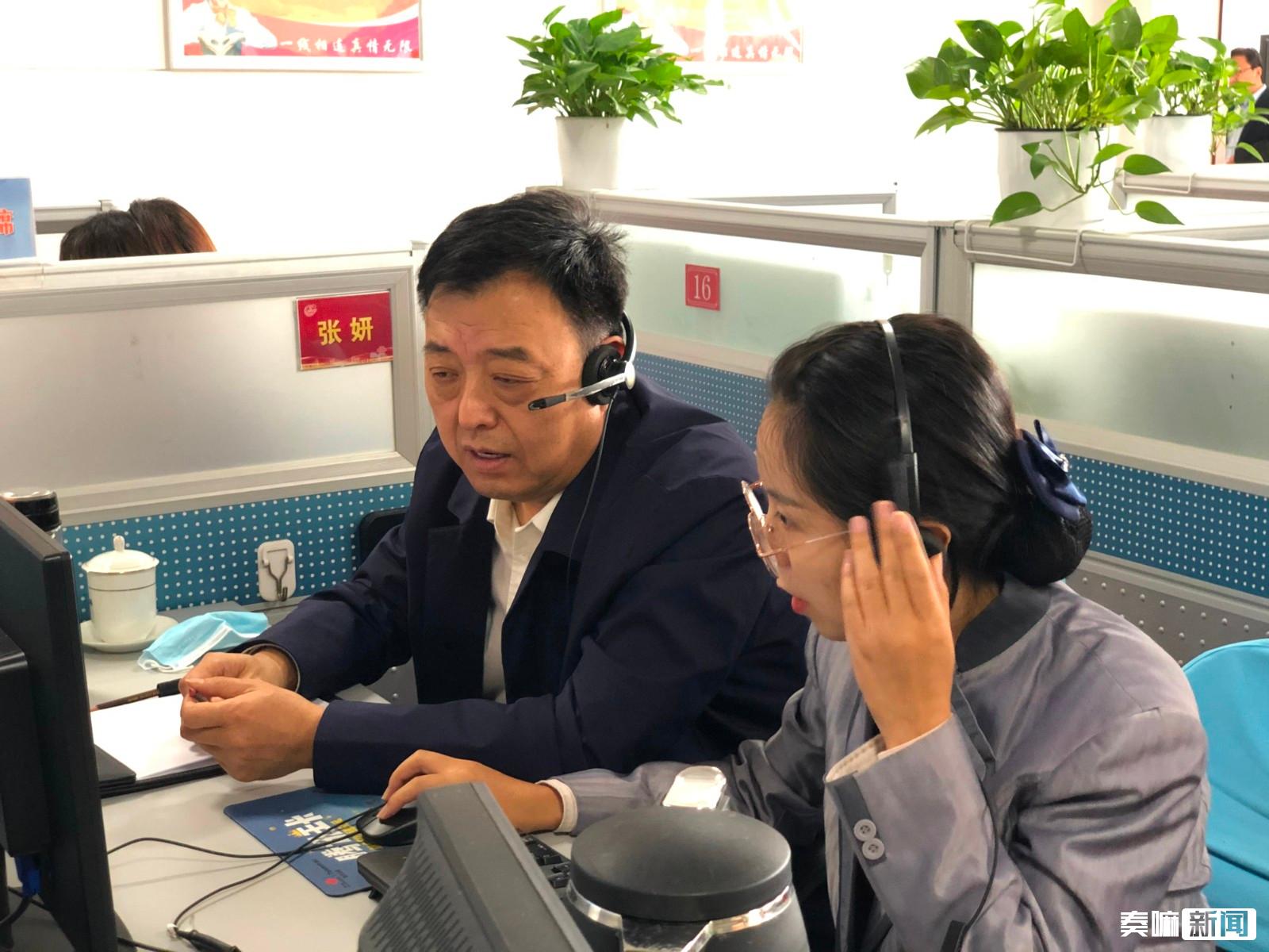 在接听现场,邵浩浩认真接听群众来电,仔细询问具体情况