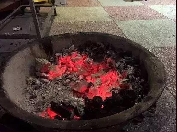 事后,事主妻子为方便取暖又将炭火盆移至屋内.