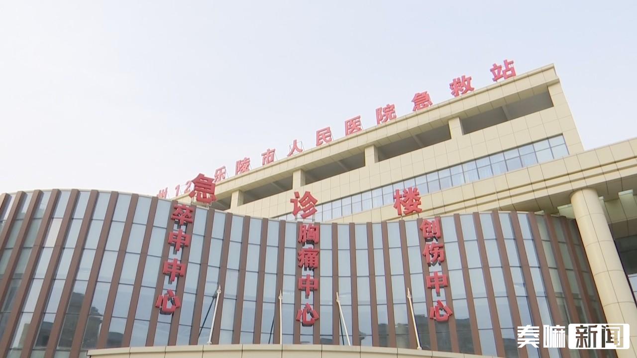 走进乐陵市人民医院门诊大厅,医务人员正忙着查看就诊病人的健康码