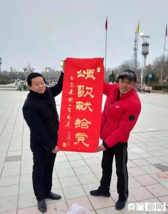 德州临邑县退休老党员百幅书法作品赠社区