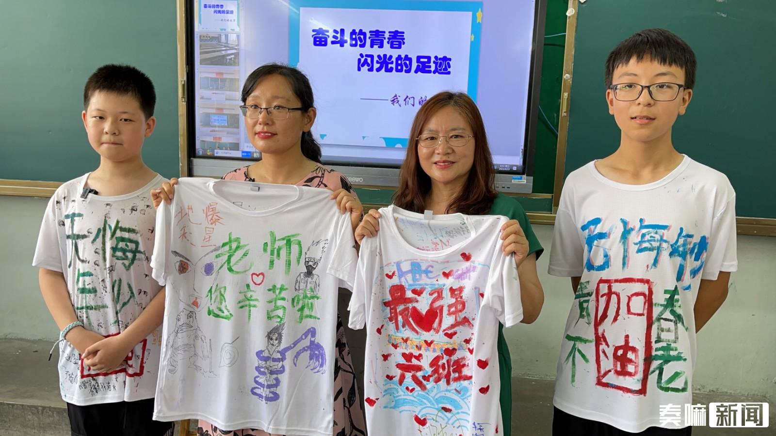 "今天上午,德州市实验小学六年级六班的学生刘峻溪将自己手绘的毕业衫