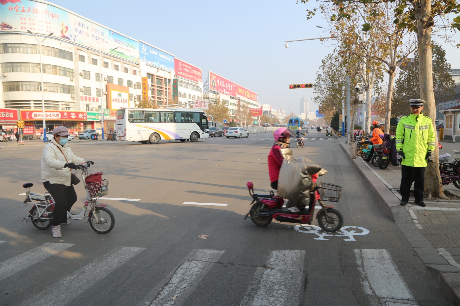 汽车站迎宾路口增设非机动车引导线规范行车秩序保障非机动车行车安全