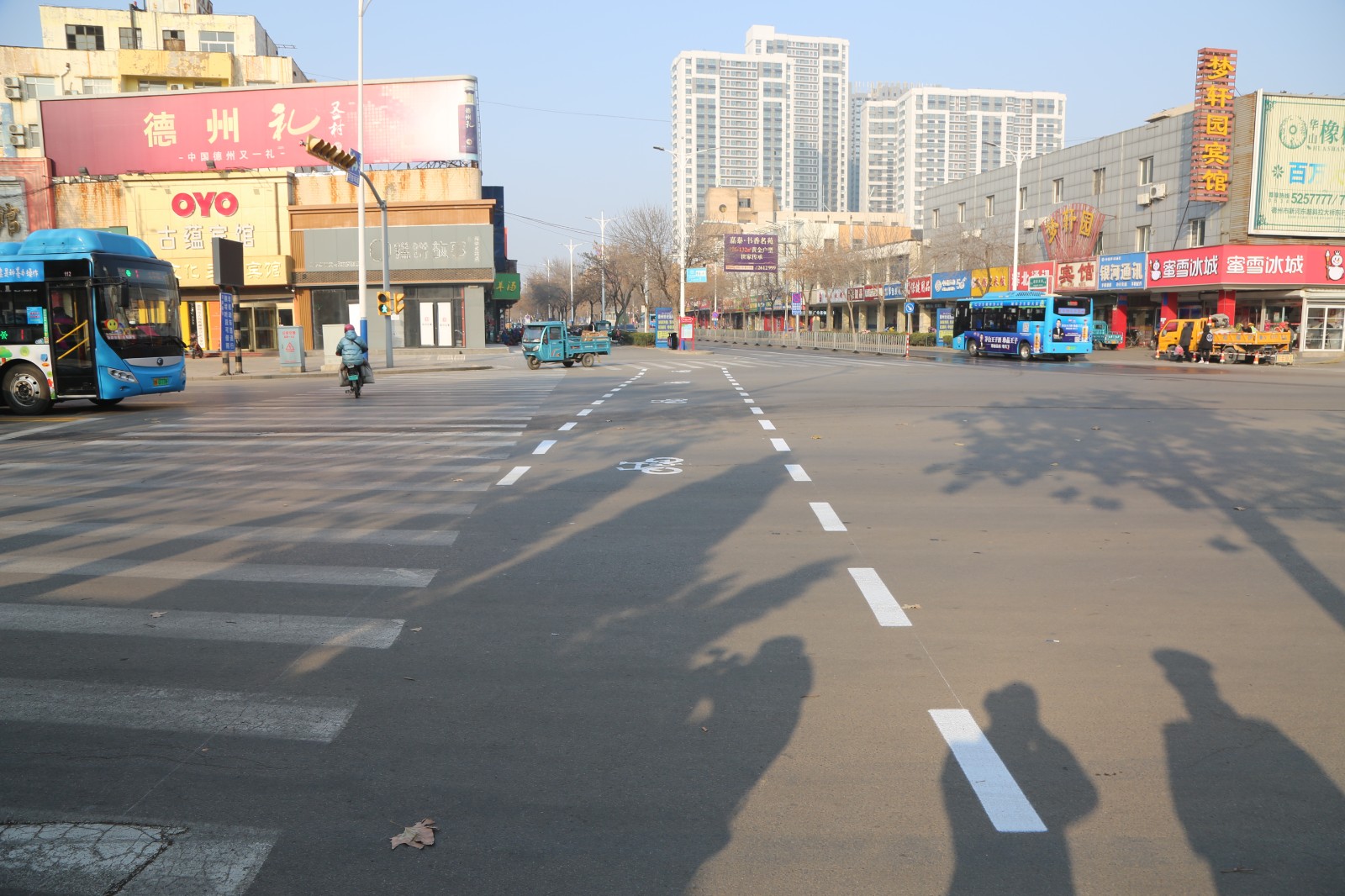 汽車站迎賓路口增設非機動車引導線規範行車秩序保障非機動車行車安全