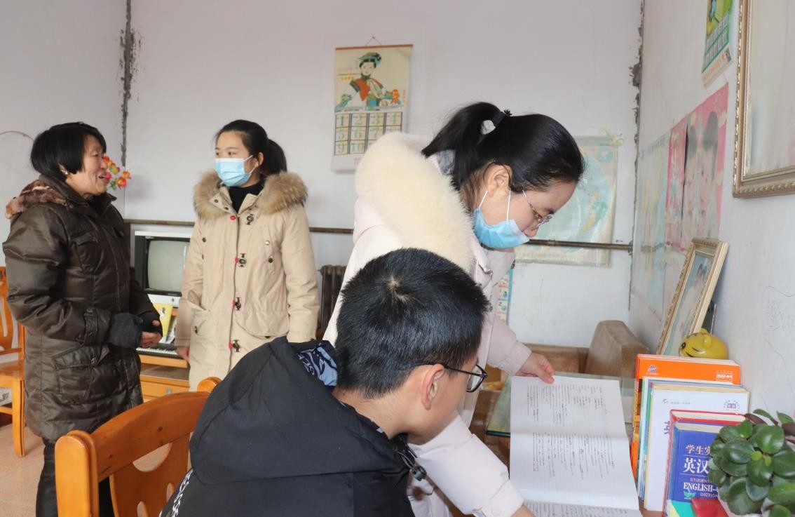 德州东城中学教师携特别礼物走进留守儿童家