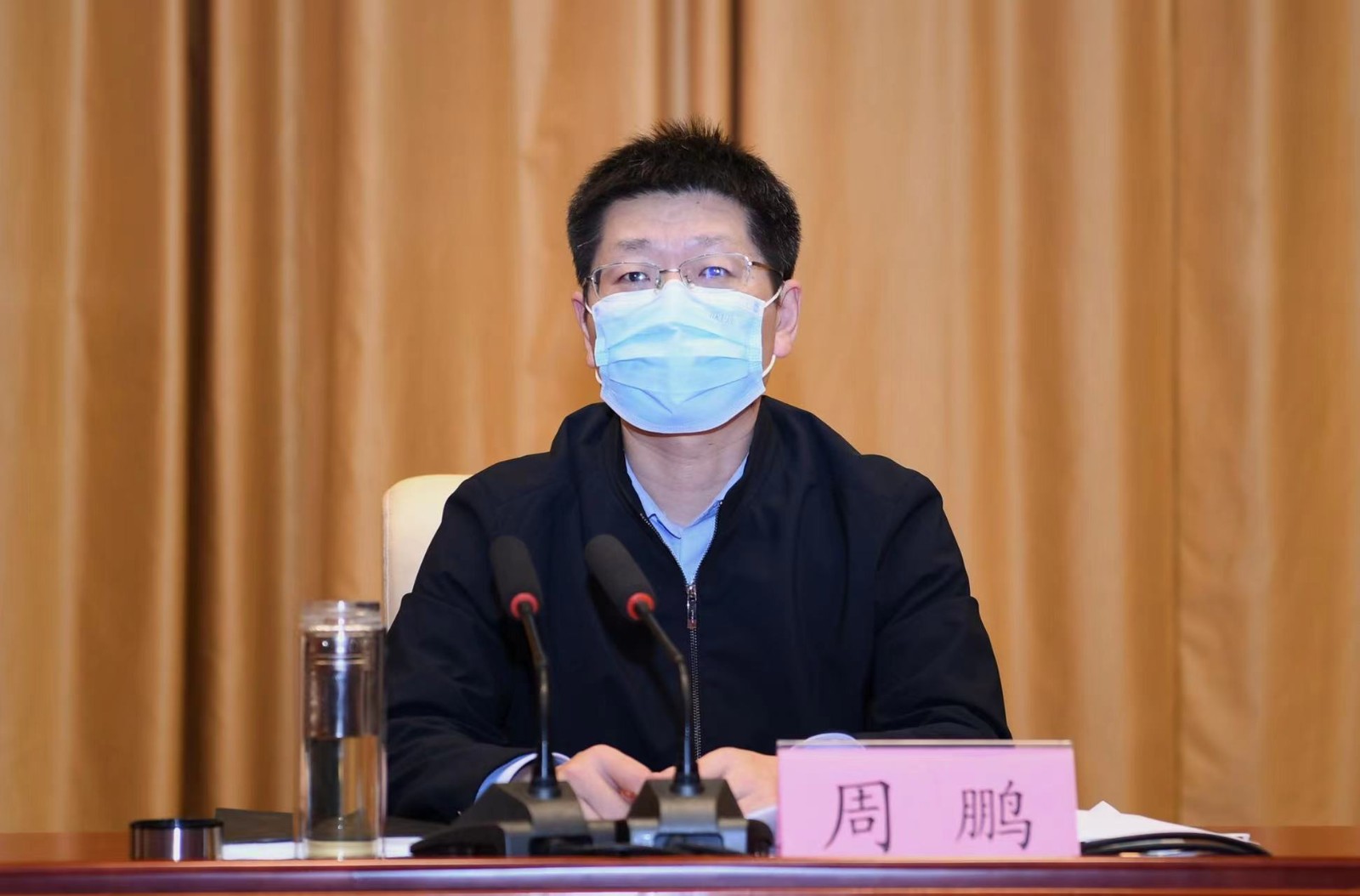 市领导彭小毛,周鹏,马广峰,赵学坤,祁小青出席会议,有关领导就政法,老