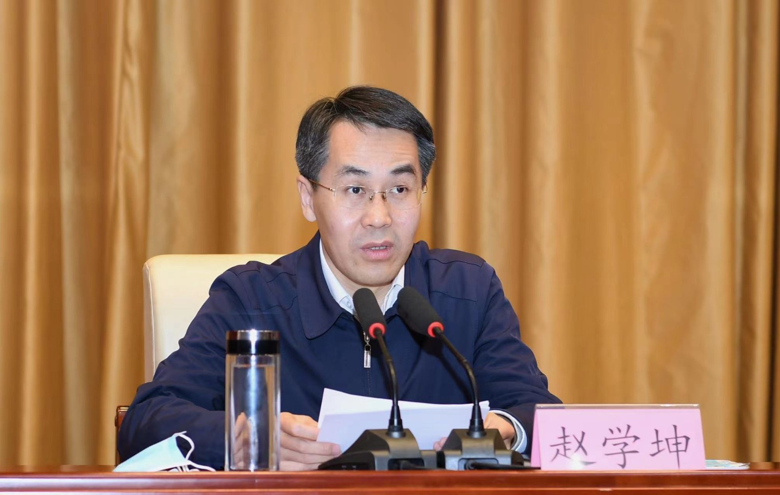 市领导彭小毛,周鹏,马广峰,赵学坤,祁小青出席会议,有关领导就政法,老