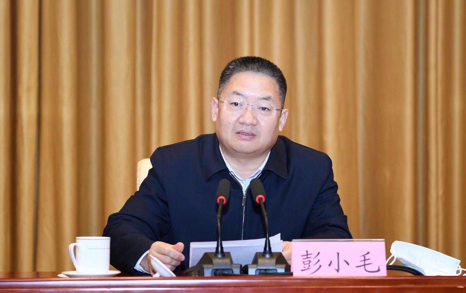 市领导彭小毛,周鹏,马广峰,赵学坤,祁小青出席会议,有关领导就政法,老