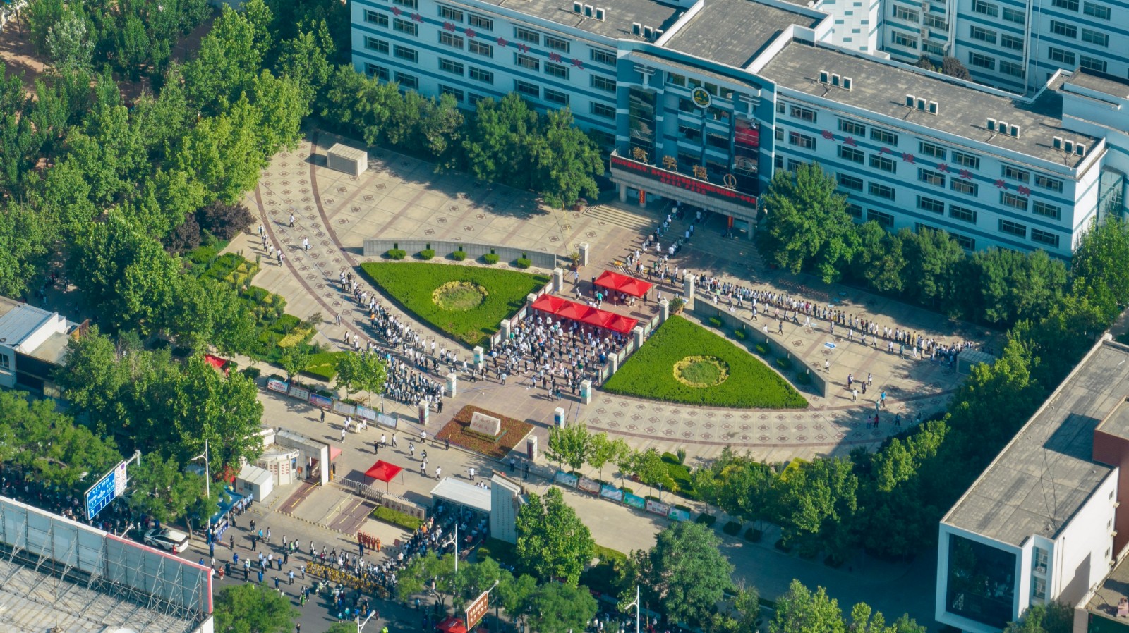 德州一中德州市广播电视台融媒体中心记者兵分多路,走访德州多个高考