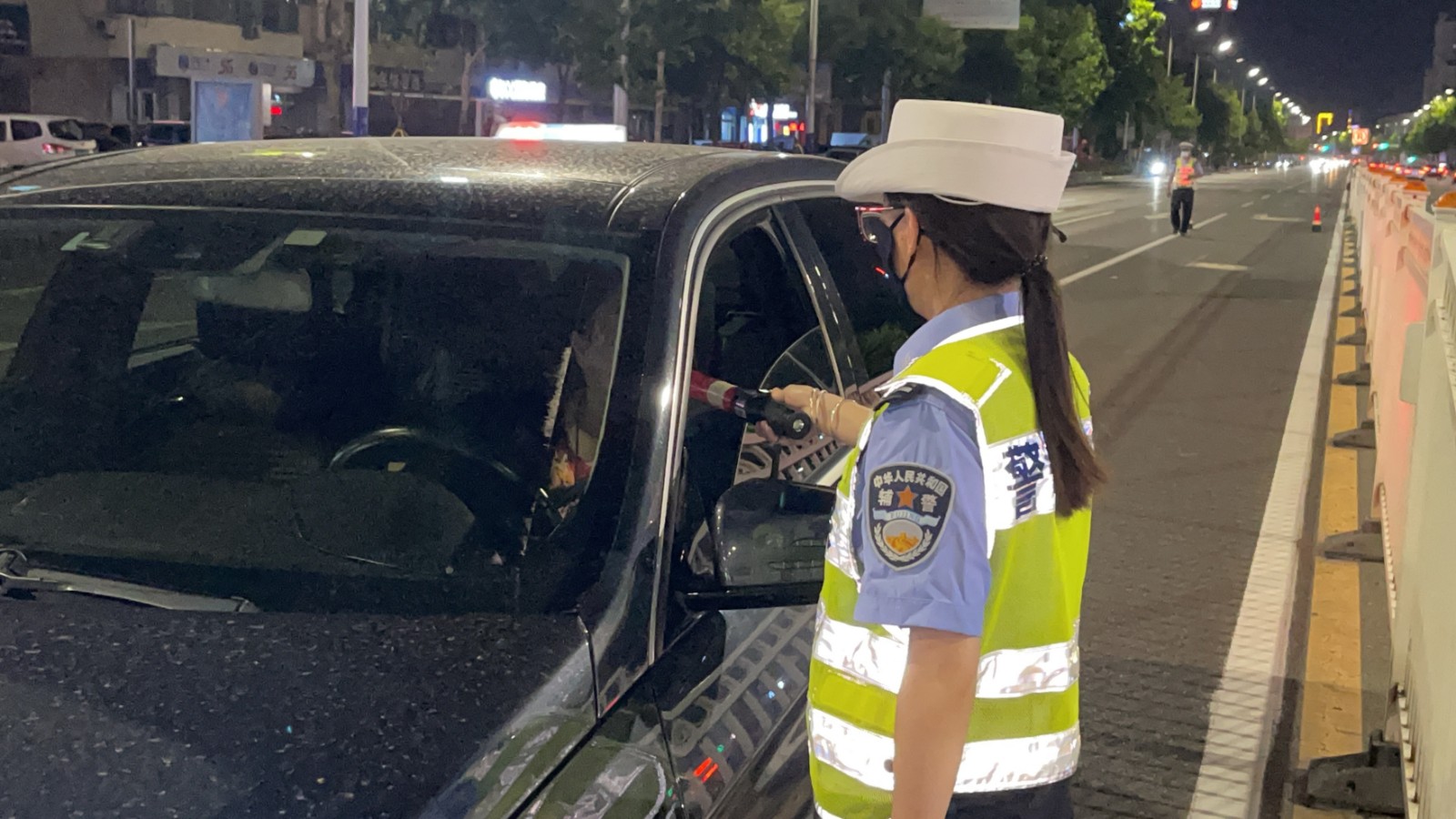 全警上路严查酒驾