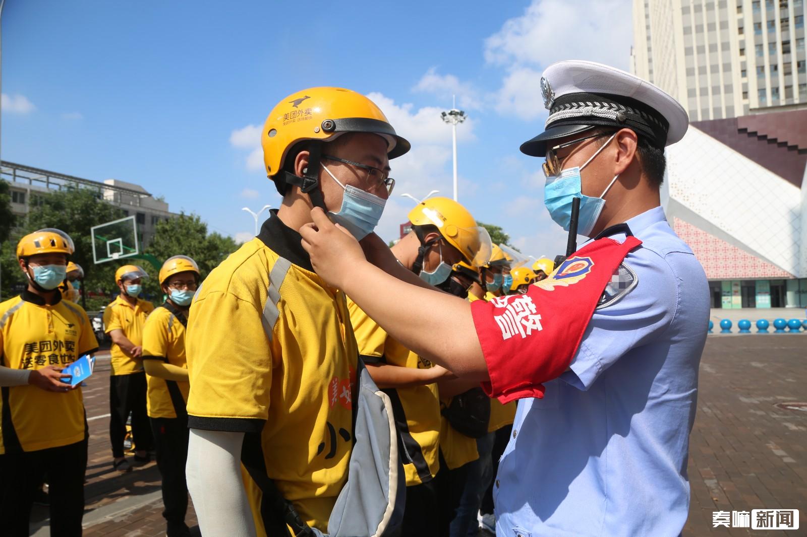 德州交警组织40多名外卖骑手开展户外交通安全课