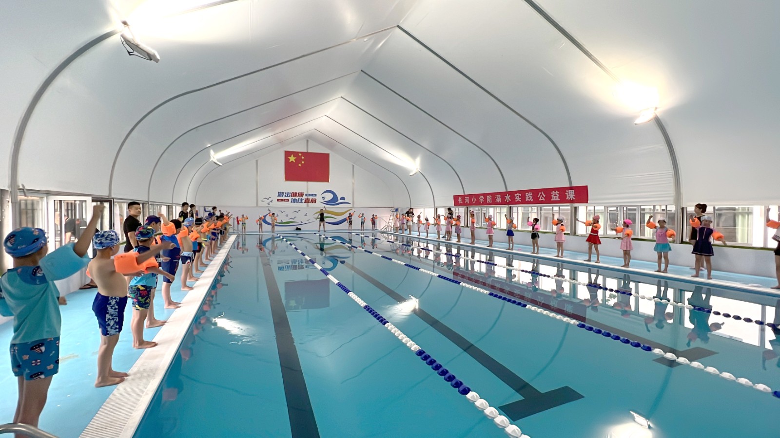 暑期防溺水长河小学启用智慧恒温游泳馆全校普及防溺水游泳技能