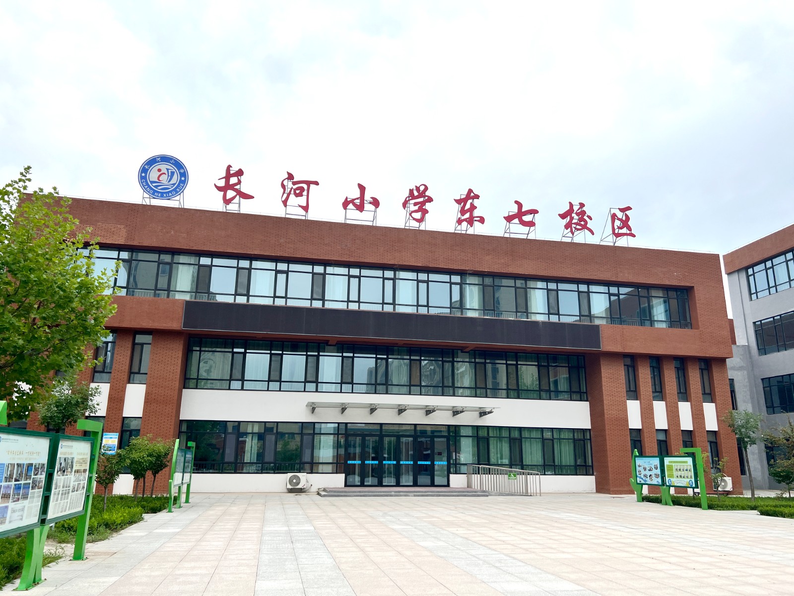 暑期防溺水长河小学启用智慧恒温游泳馆全校普及防溺水游泳技能