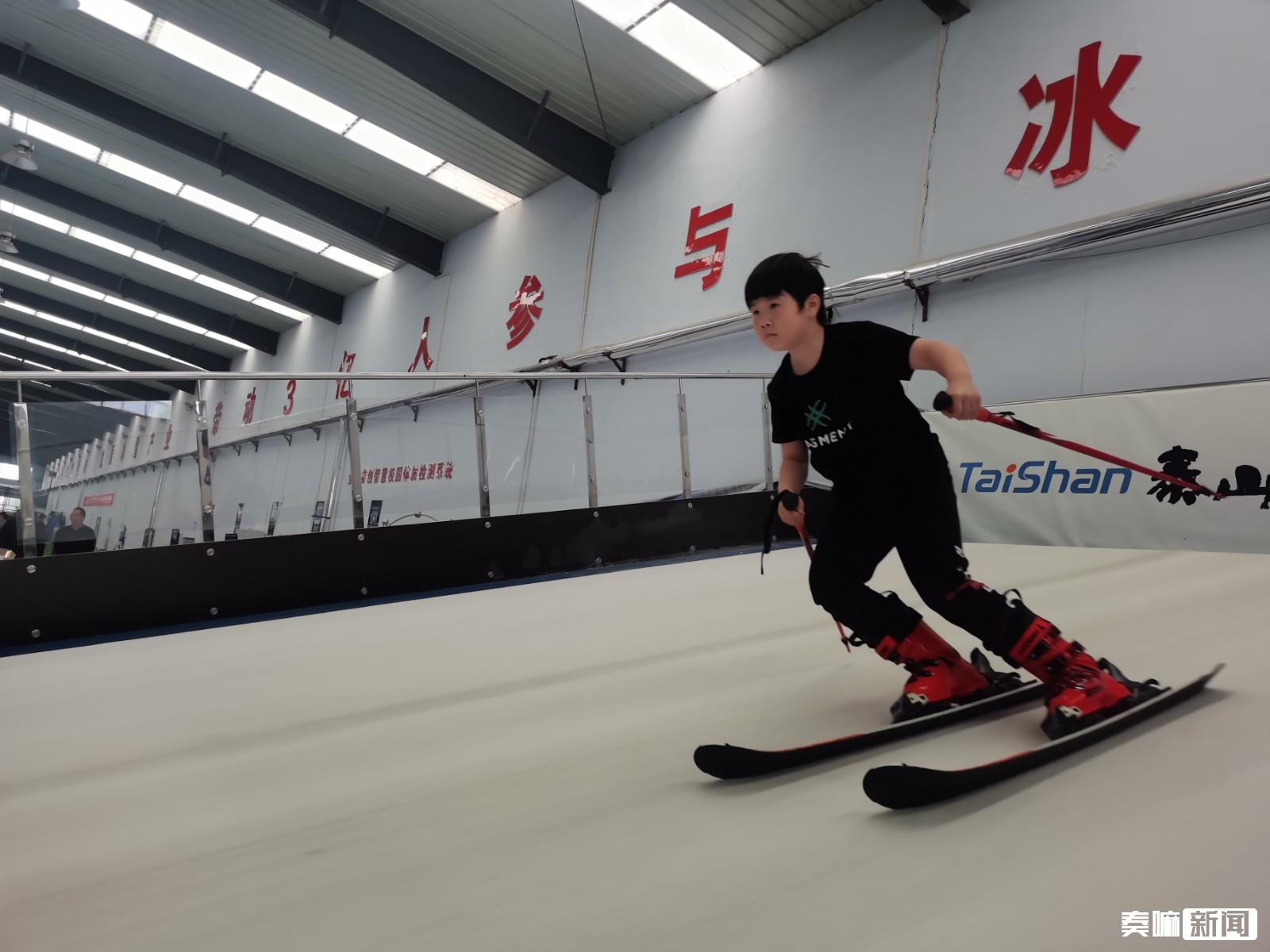 泰山体育产业集团研发的自动滑雪机
