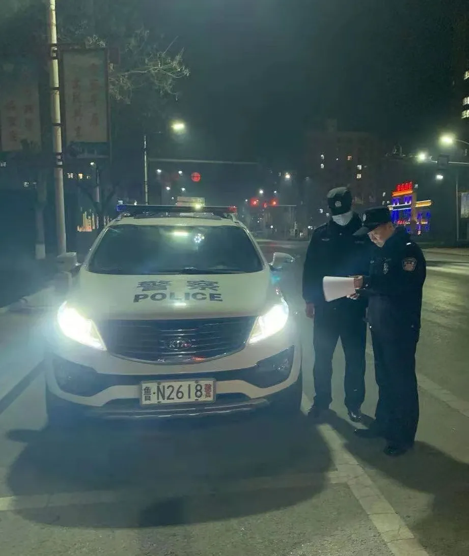 除夕夜 华灯初上,万家团圆 在空无一人的街道 警车奔驰,警灯闪烁 警察