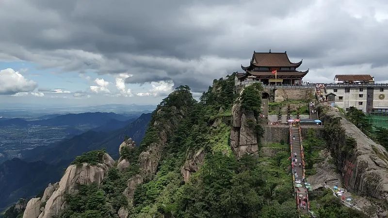 全國應屆中,高考畢業生憑本人准考證進入康定情歌木格措景區可免門票