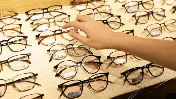 近视党大开眼界~~英翔眼镜【扫货折扣店】即将启动