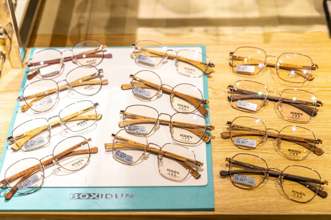 近视党大开眼界~~英翔眼镜【扫货折扣店】即将启动