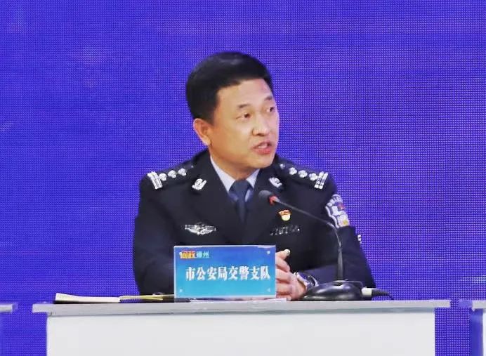 面对现场播放的暗访短片,市公安局交警支队党委书记,支队长田正勇说:"