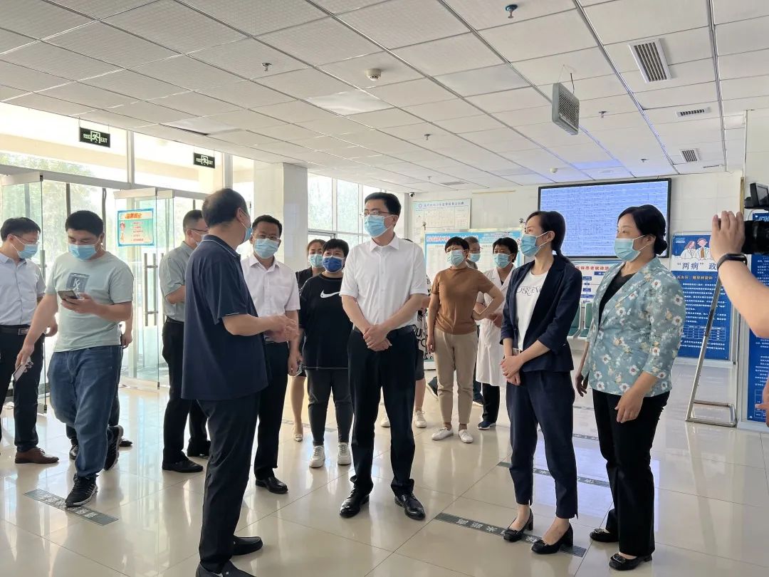 牟春雁先後到慶雲縣高速路口交通服務點,基層衛生室,鄉鎮衛生院,藥店