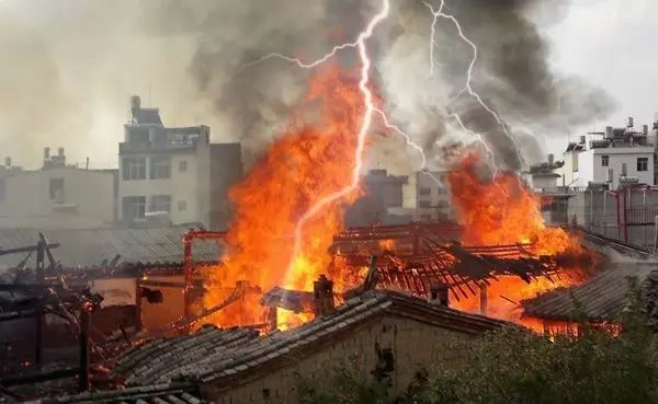 夏季天气炎热,易形成强烈的对流天气,增大了火灾发展蔓延的速度,同时