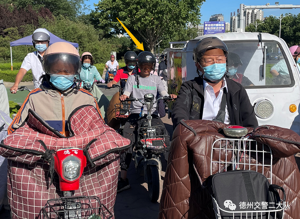 围观啦花式戴头盔vs正确戴头盔