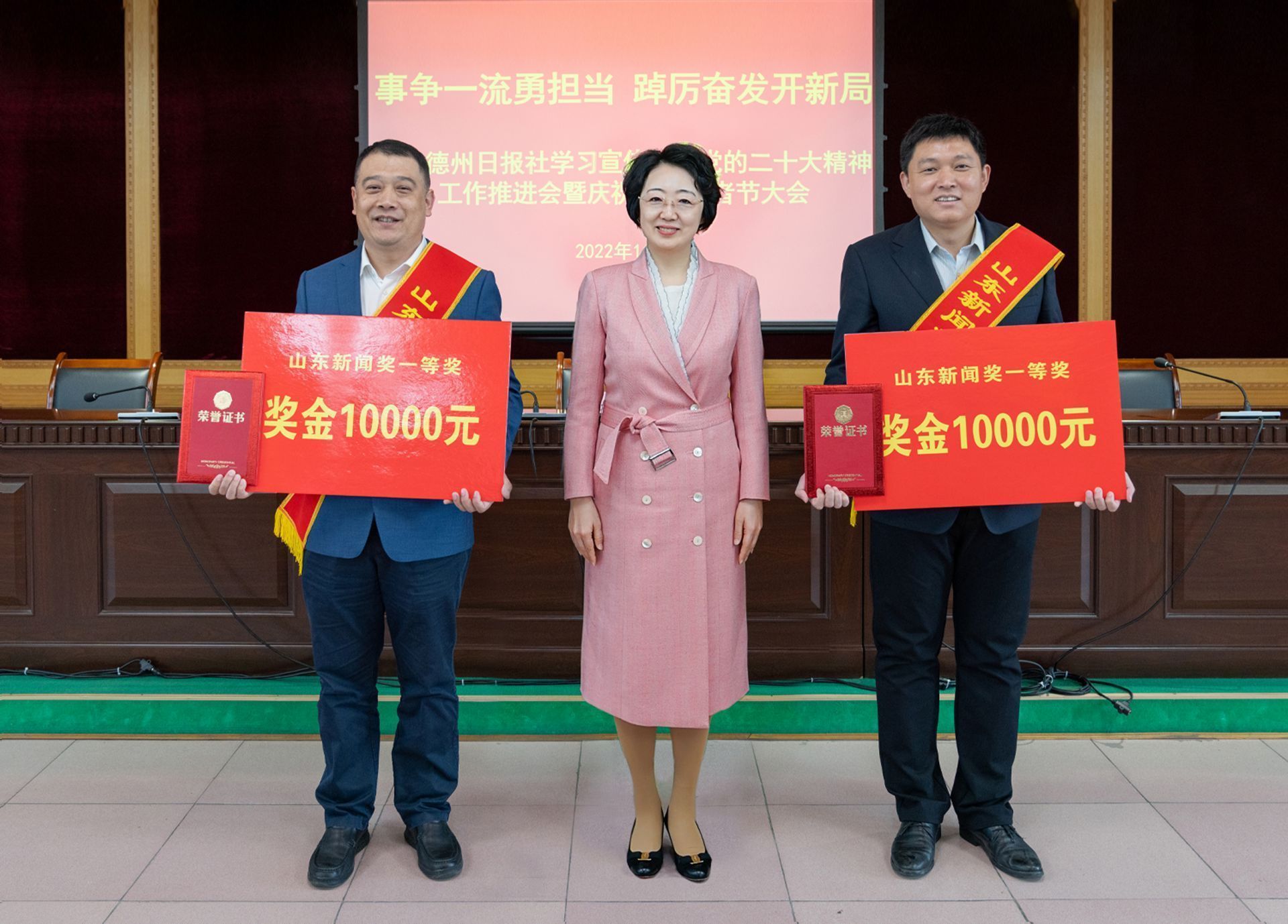 市委常委,宣传部部长祁小青为中国新闻奖获奖者周坤(右一),刘振兴