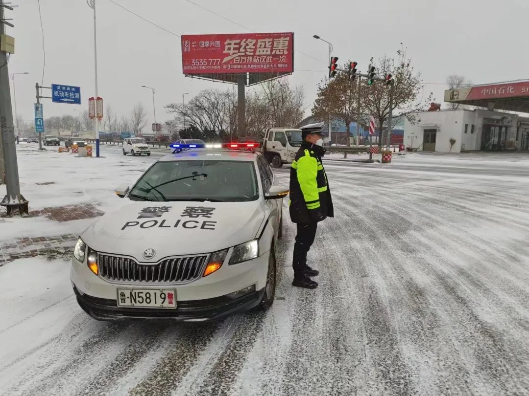 雪警迎小年460个点位200辆警车德州交警多举措联动保安全
