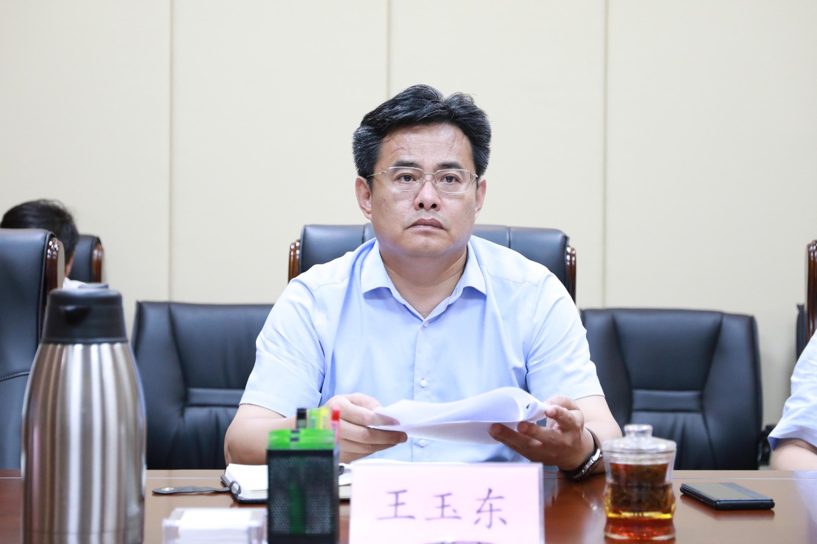 县委副书记,县长王玉东,县委常委,副县长潘风雷参加会议.