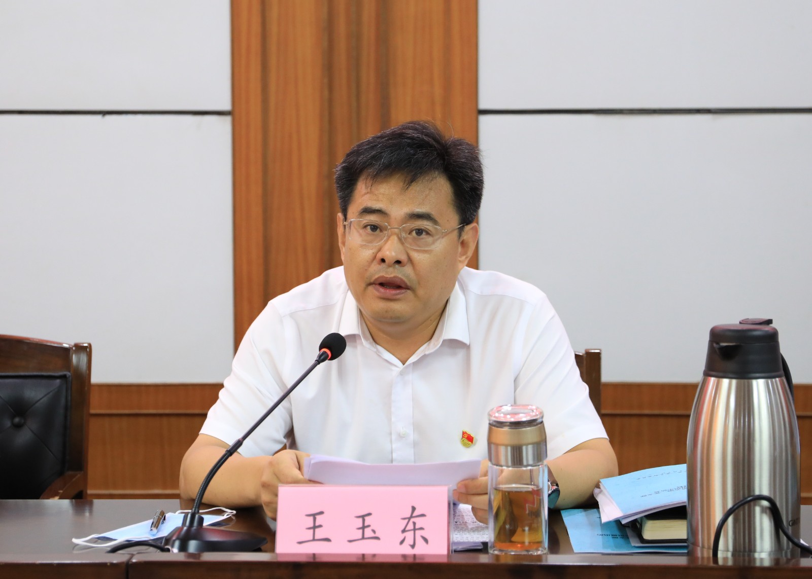 8月6日,平原县委副书记,县长王玉东以普通党员身份参加所在的县政府