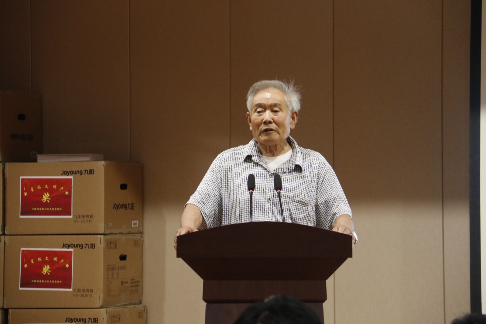 宁城街道百姓宣讲暨星级文明户颁奖仪式上，“山东省抗击疫情优秀志愿者”张泉盛发言近景（摄影：王文慧）