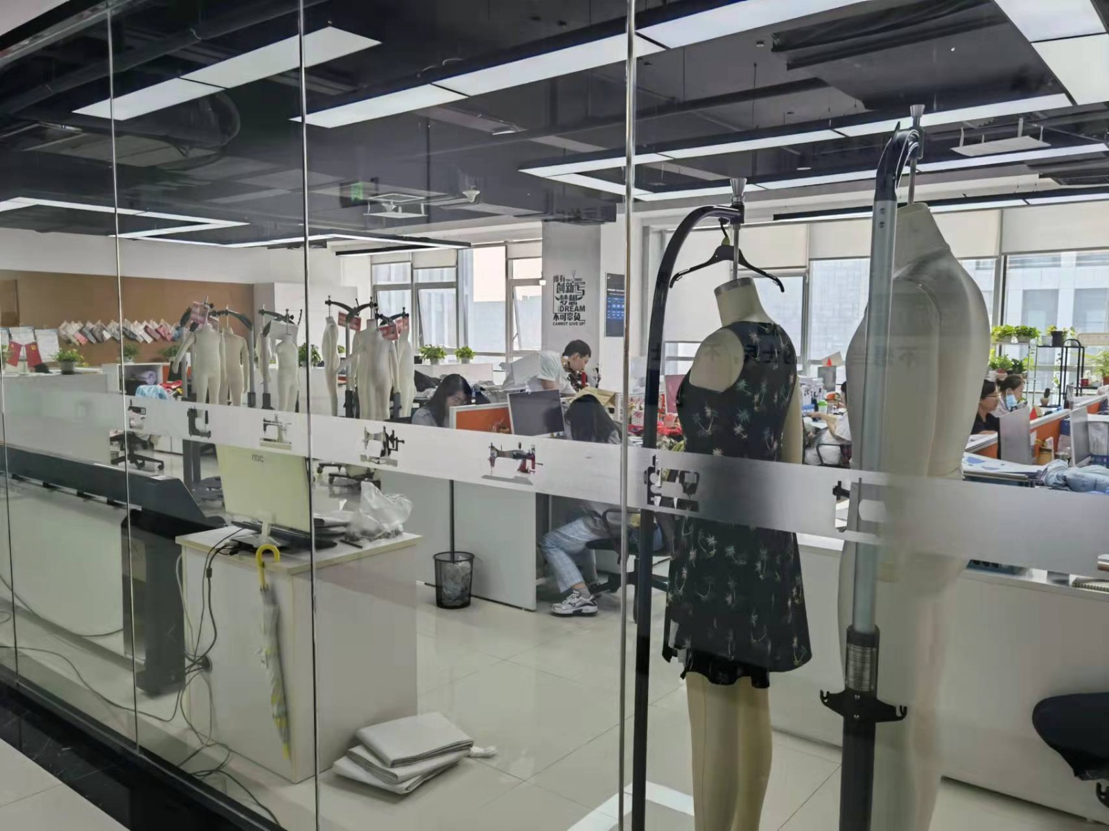 鸿天集团技术部一角