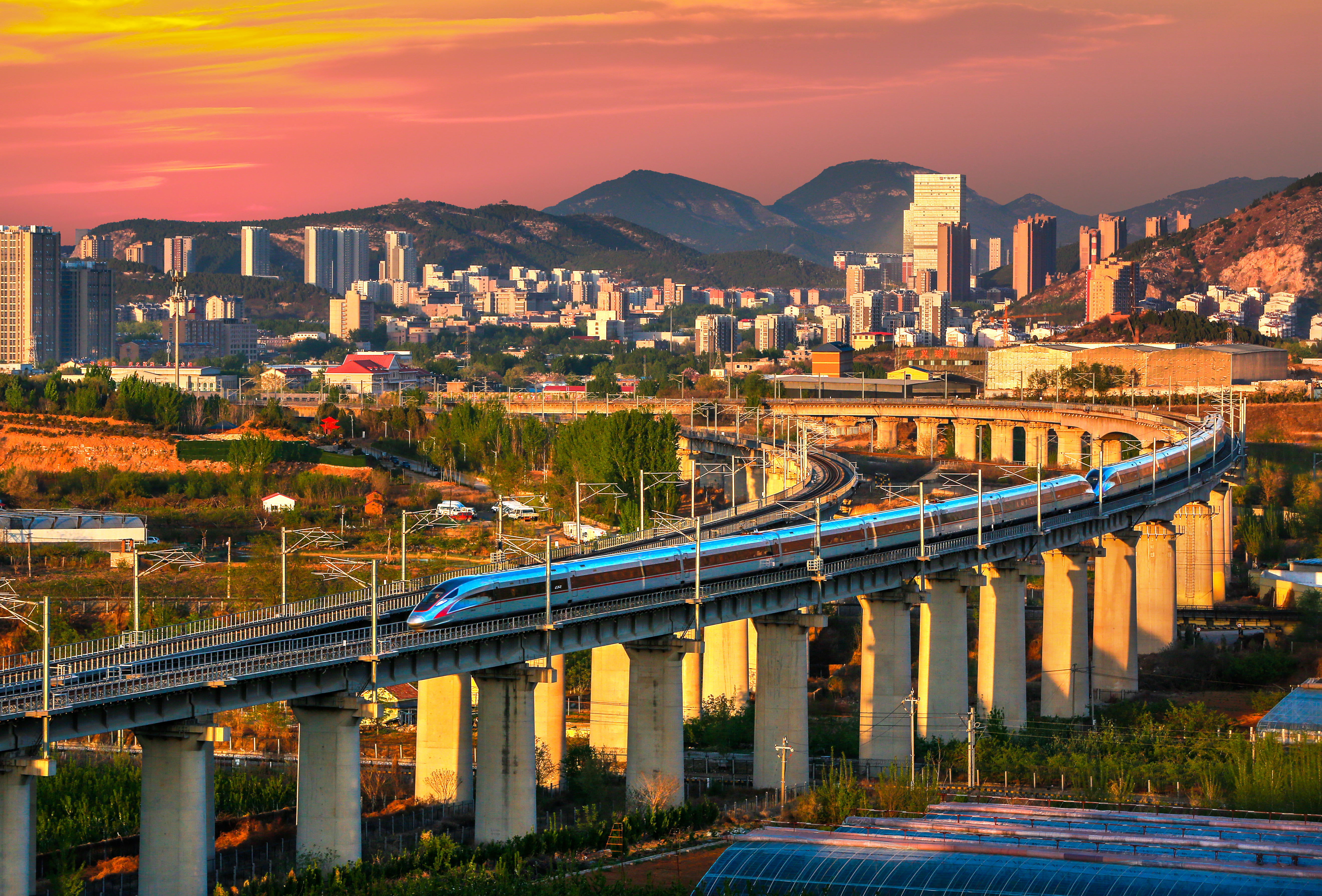 动车组列车驶出济南市区.(□通讯员 王玉建 报道)