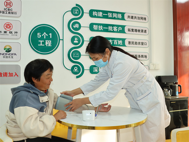 在超市助农专区开展免费诊疗服务